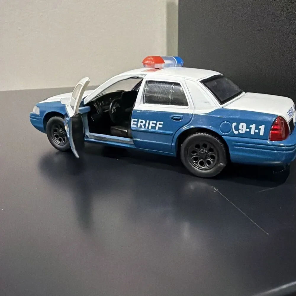 Jada 1/32 Scale 35728 - Rick Grimes Ford Crown Victoria Sheriff The Walking Dead